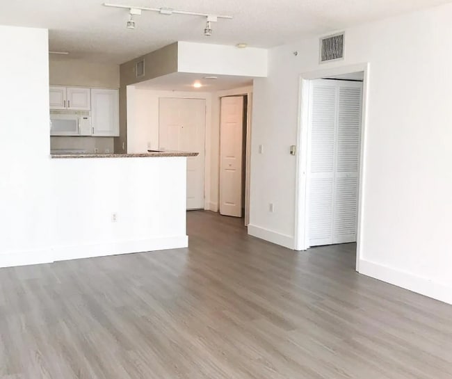 Building Photo - 1155 Brickell Bay Dr