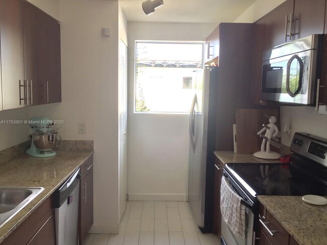 Building Photo - 7422 NE 6th Ct