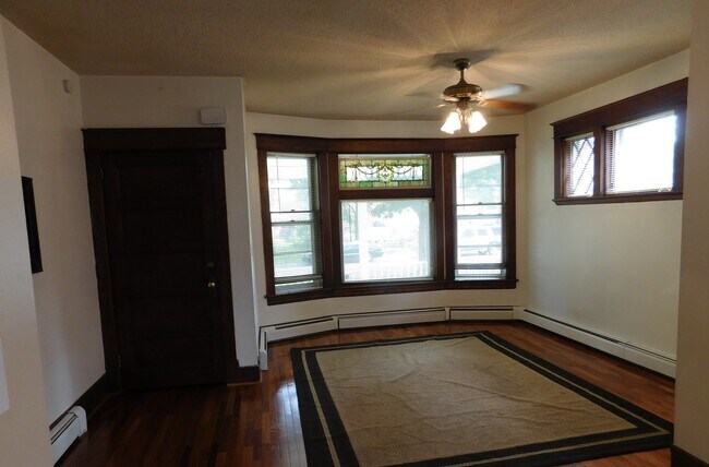 Living Room - 916 Laurel Ave