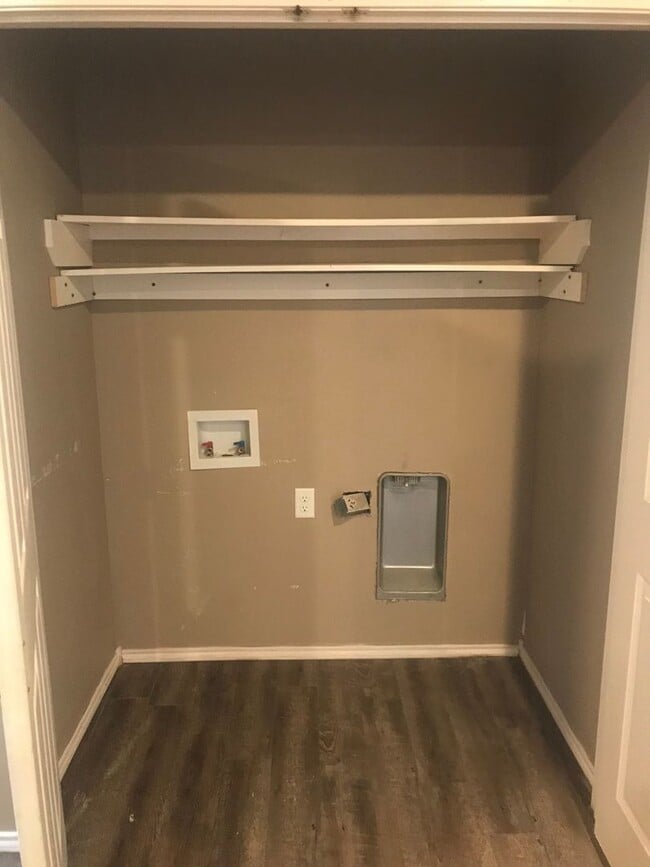 Building Photo - Great 3 BEDROOM *SECTION 8