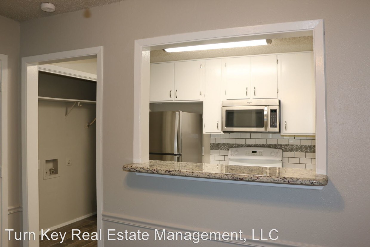 Primary Photo - 2040-2042 Oakwood Ct
