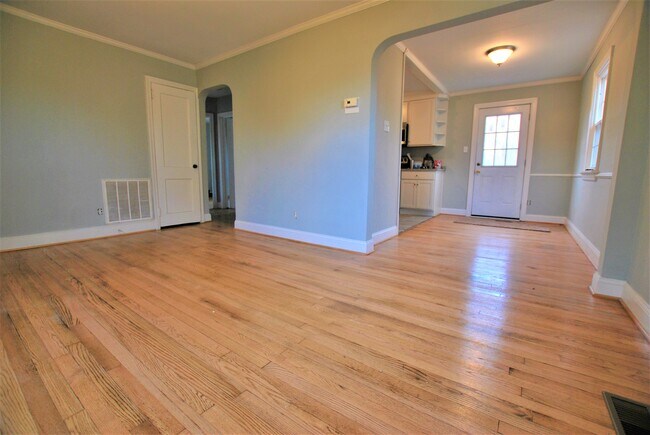 Foto del edificio - 2416 Irisdale Ave