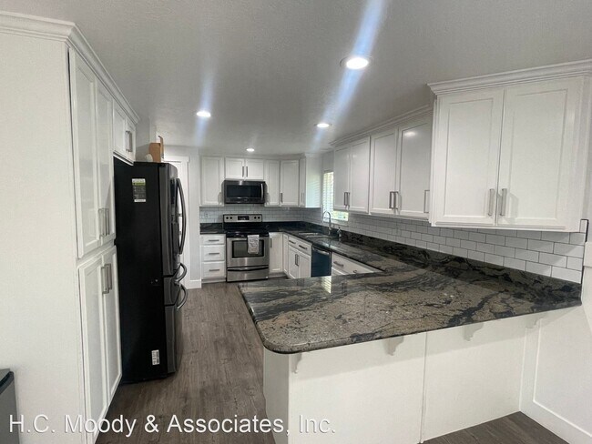 Foto del edificio - 4 br, 2.5 bath House - 3690 N. Canyon Rd.