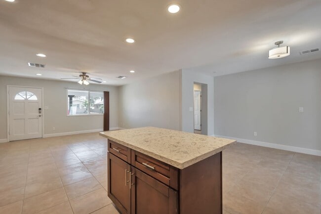 Foto del edificio - 6 BED HOUSE CLOSE TO ASU CAMPUS