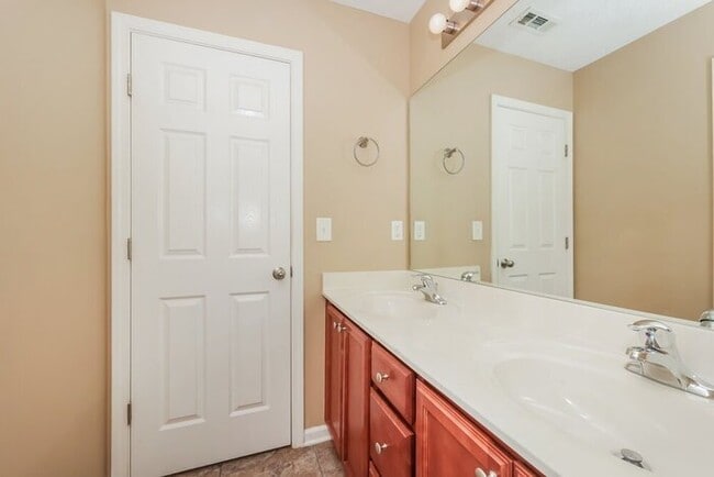 Building Photo - 305 Sarna Dr