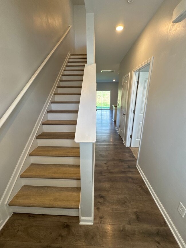 Photo - Enjoy Modern Living in This Stylish Woodbridge Glen Townhome!