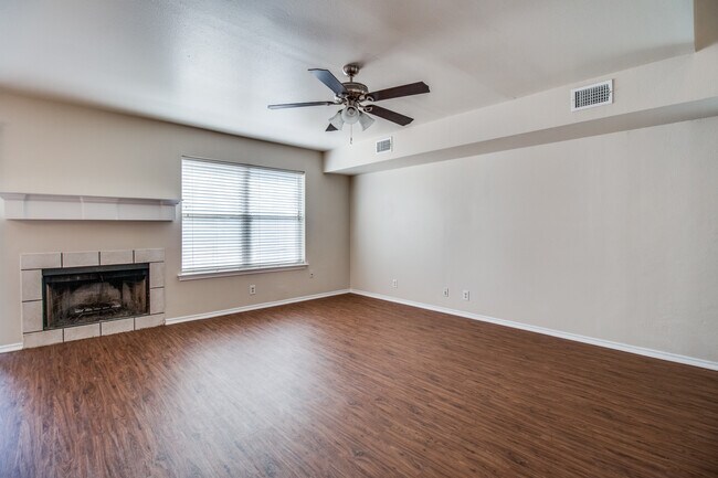Building Photo - 913 N Brents Ave