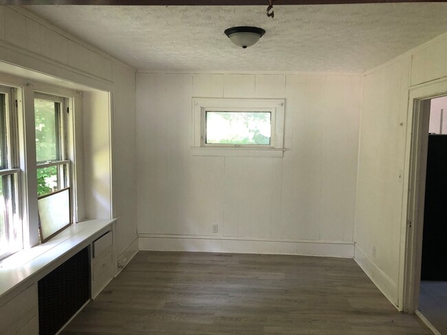 Foto del edificio - Spacious 4-Bedroom Home for Lease in Akron