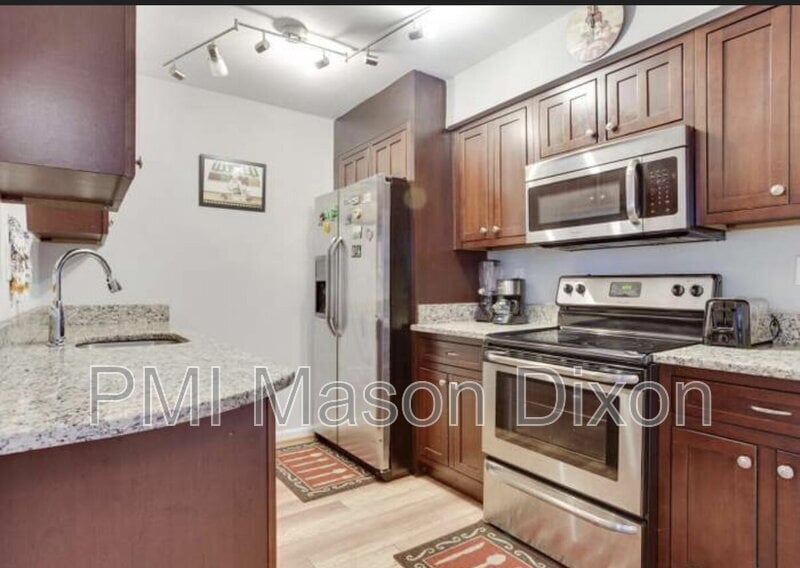 Foto del edificio - 8024 Chapel Cove Dr