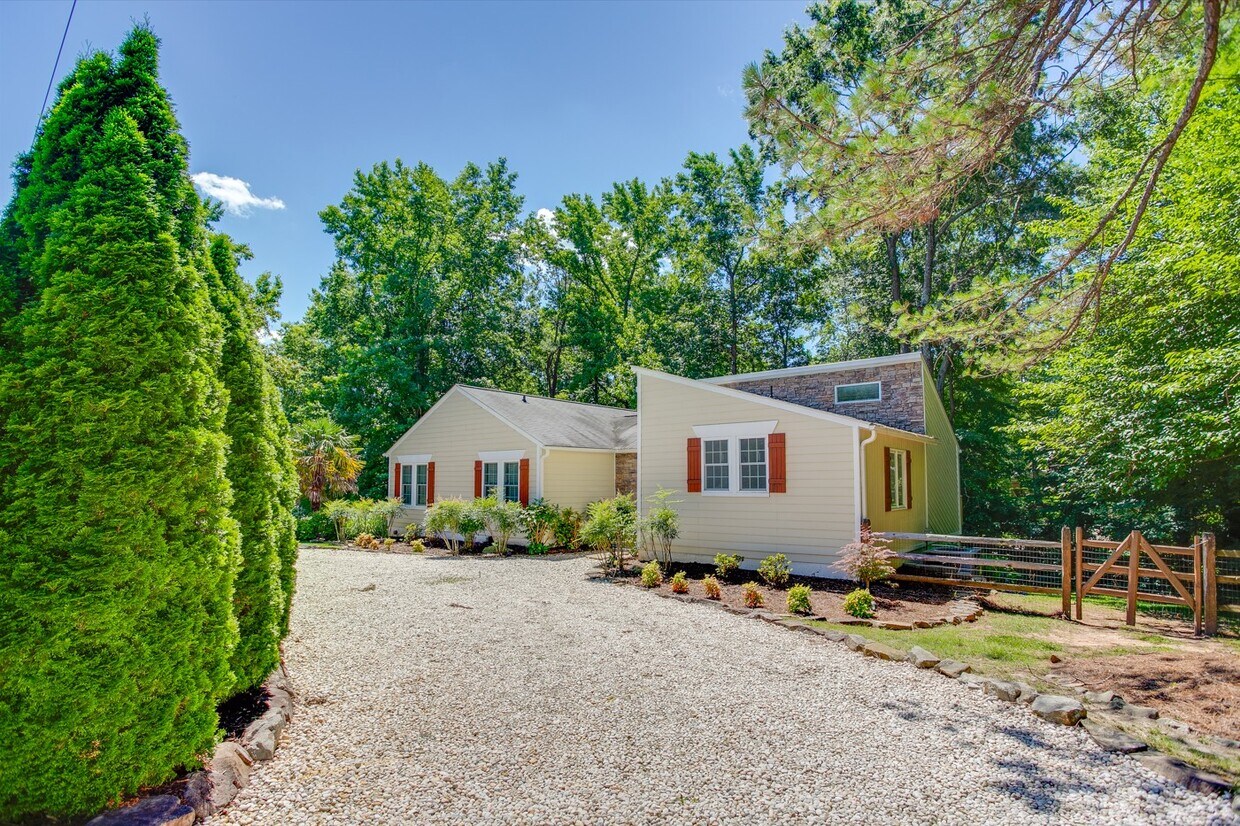 Foto principal - 2244 W Front St