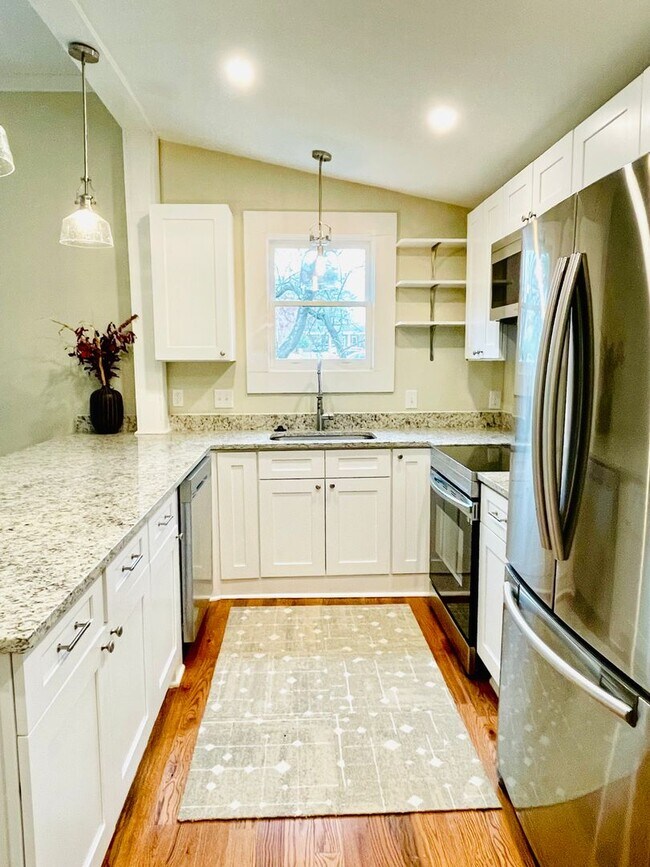 Building Photo - Beautifully restored cottage downtown Madsion