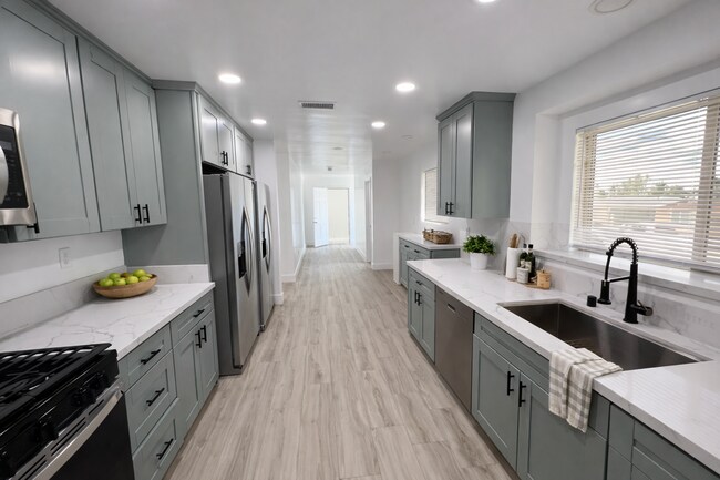 Foto del edificio - Large 7 RM POOL House on East Falls View! Prime Location! Easily Fits 6-10 People