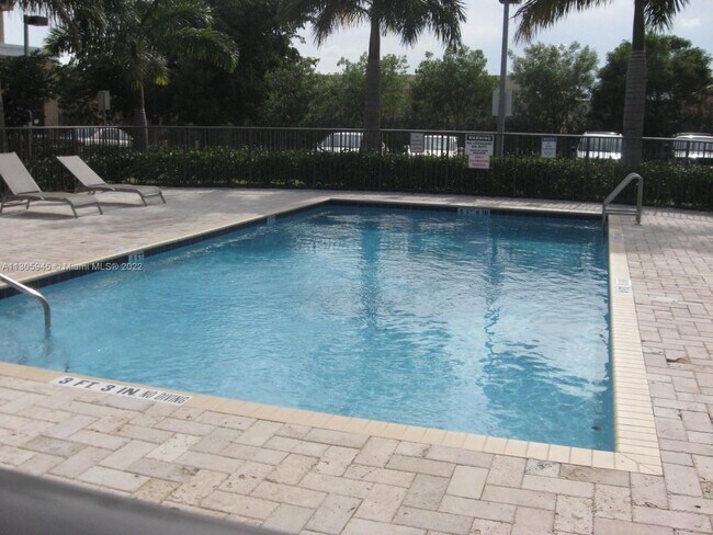 Foto del edificio - 8440 SW 8th St