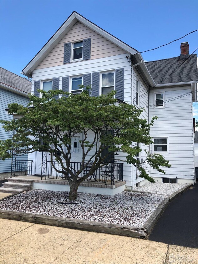 27 Thomas St, South River, NJ 08882 Apartment for Rent in South River