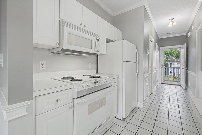 Building Photo - Condo in Arrowhead with brand new paint and carpet!