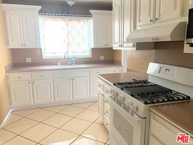 Foto del edificio - 829 N Ridgewood Pl