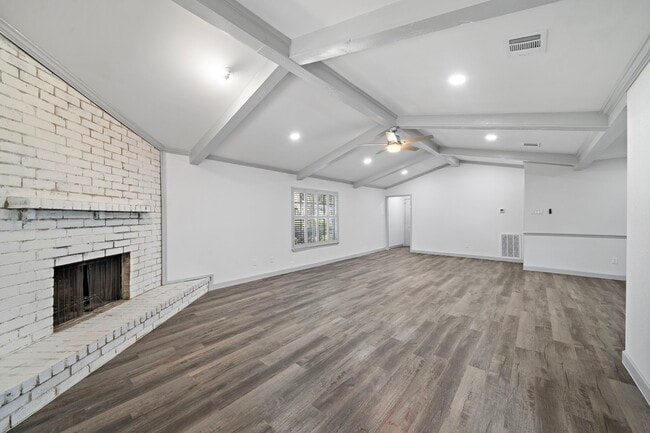 Building Photo - 1714 Huge Oaks St