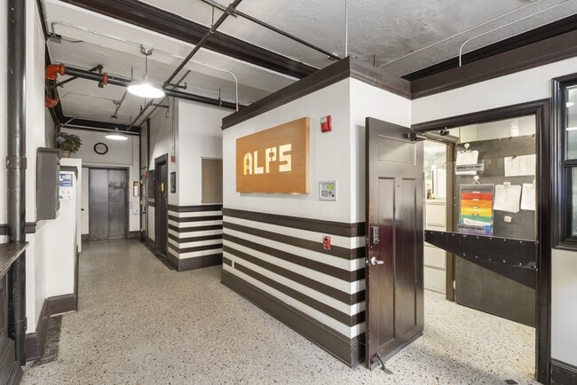 Entrada principal - Alps Hotel