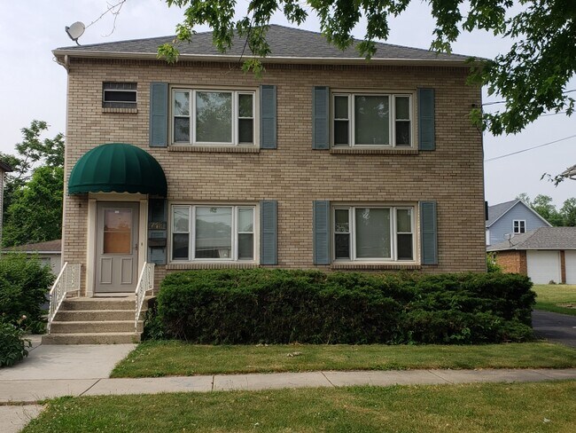 713 apartment exterior - 713 John St