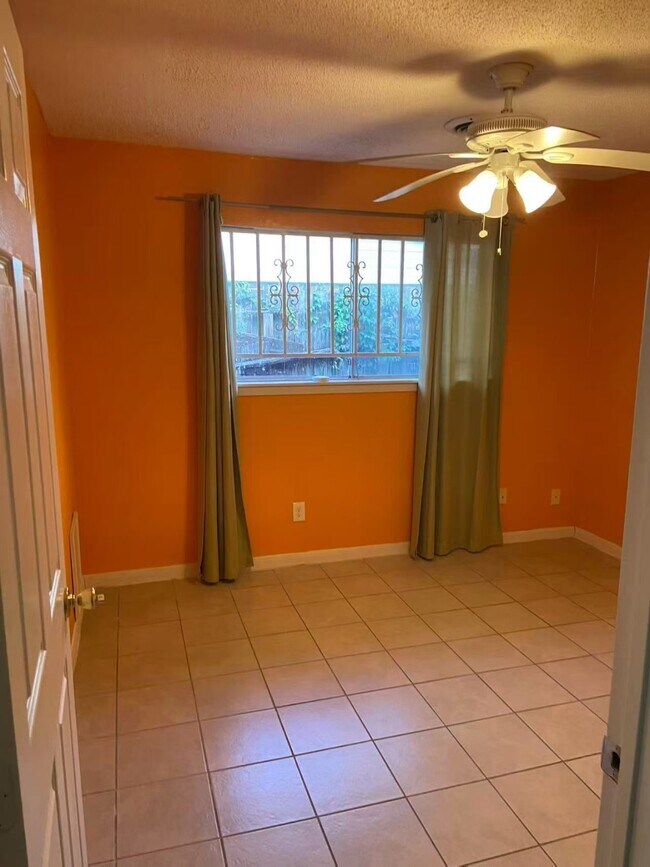 Foto del edificio - 8911 Mobud Dr