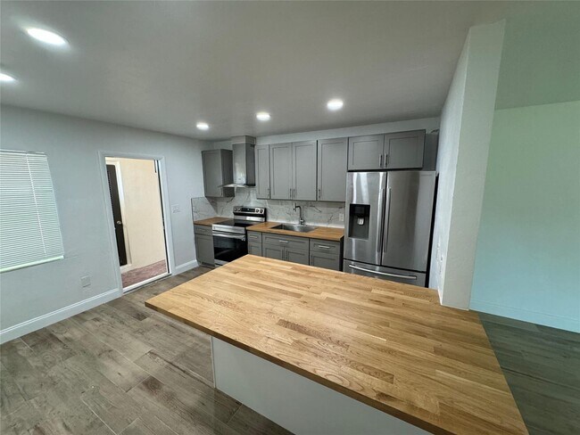 Foto del edificio - 2200 NE 173rd St