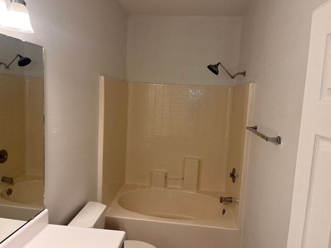 Foto del edificio - 3 Bedroom 2 bath Single Family Home locate...