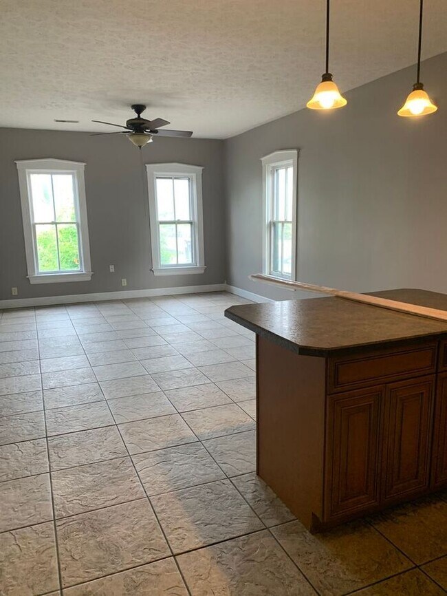 Building Photo - Newly Remodeled 3 Bedroom Duplex