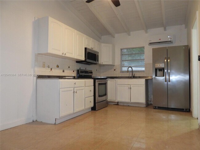 Foto del edificio - 1572 NE 149th St