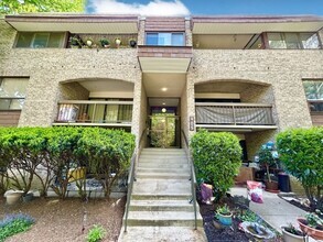 Building Photo - 405 Christopher Ave