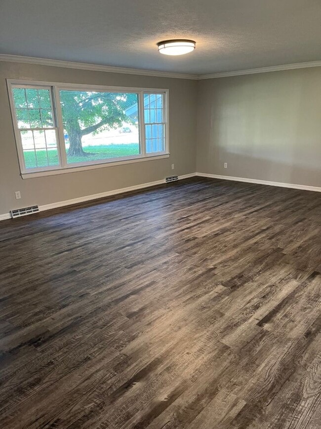 Building Photo - Newly Updates Home