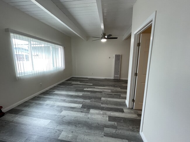 Entry - 324 E Leatrice Ln