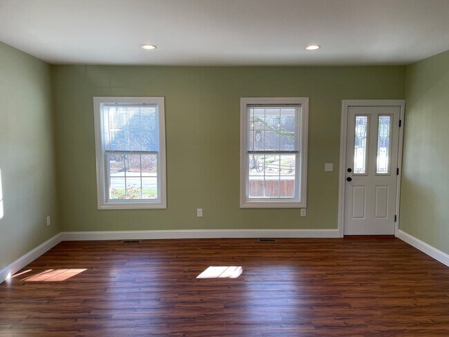 Building Photo - Newly Renovated Townhouse For Rent in Oakland, RI!