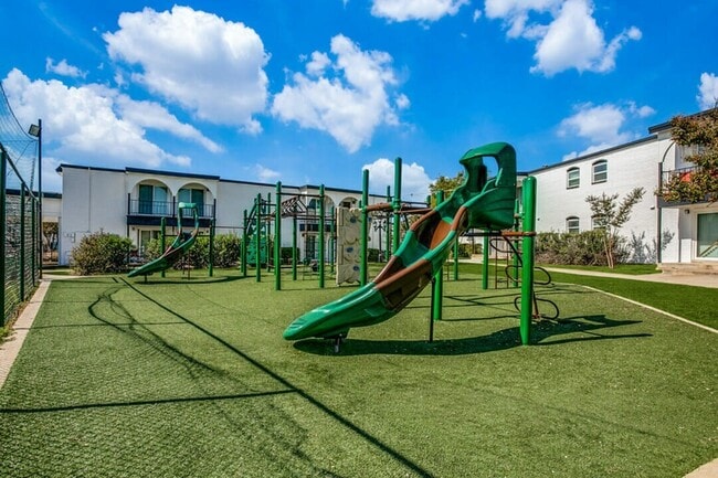 Un patio de juegos divertido y seguro donde los niños pueden reír, jugar y explorar. - Palatia Apartment Homes