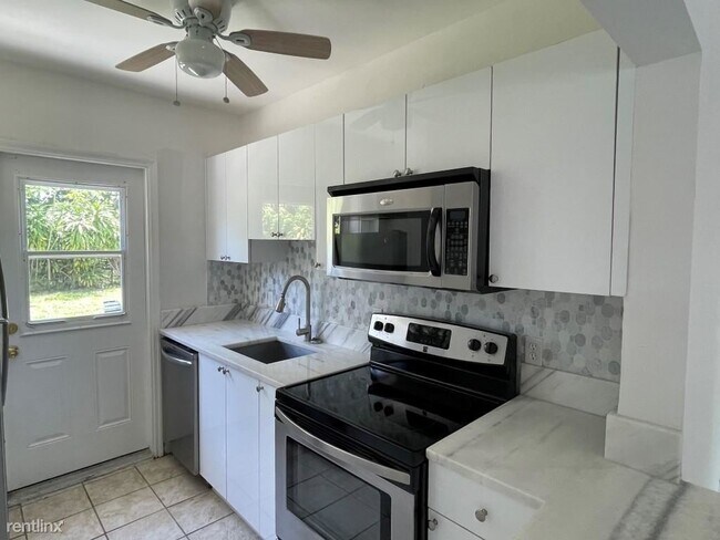 Foto del edificio - 2 br, 1.5 bath House - 816 NW 16th Ter
