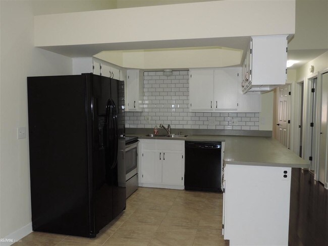 Building Photo - 30534 Oakridge Manor Dr