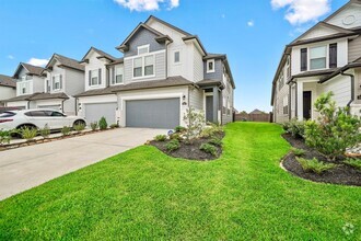 Building Photo - 5621 Hyde Park Dr