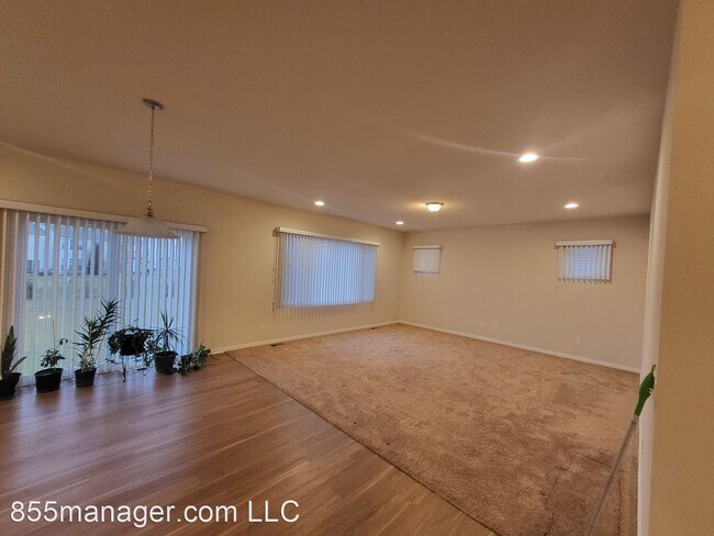 Building Photo - 4 br, 2.5 bath House - 327 Hidden River East