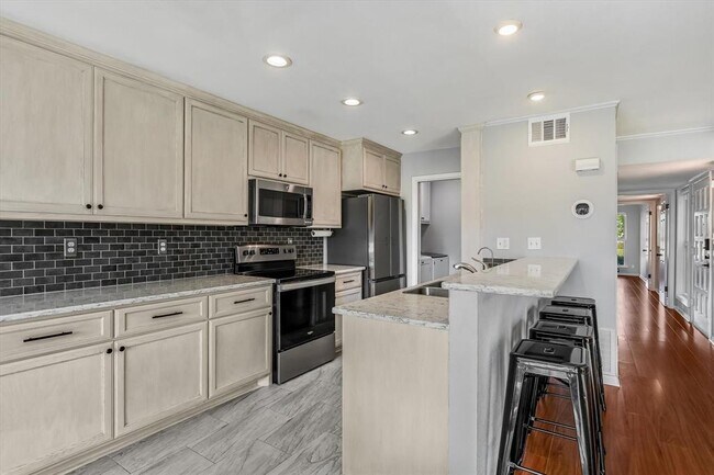 Building Photo - 100 Lido Cir
