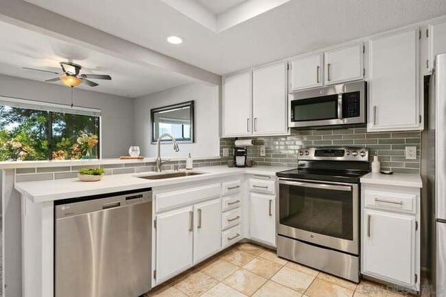 Cocina orientada al comedor. - 3086 Corte Trabuco