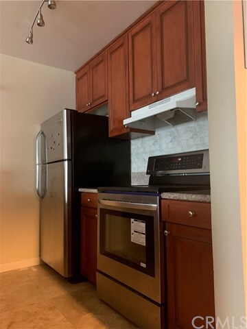 Building Photo - 532 N Rossmore Ave