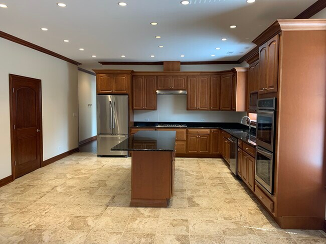 Kitchen - 5816 N Kenmore Ave