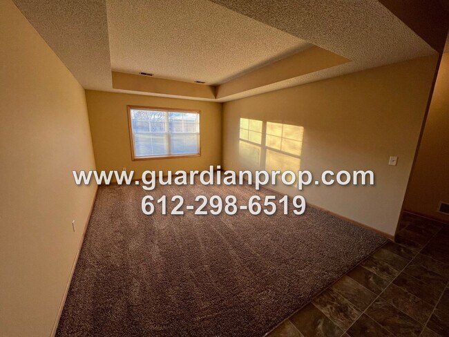 Foto del edificio - Huge End Unit Townhouse for October 1, Ope...