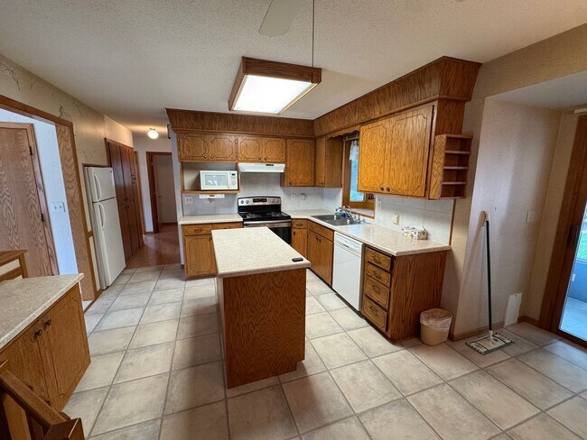 Building Photo - Charming 3 Bed | 2 Bath Multilevel Home – ...