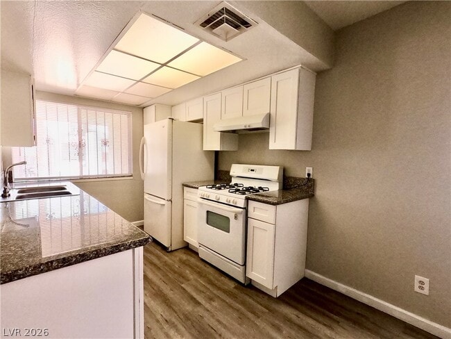 Building Photo - 1405 E Vegas Valley Dr