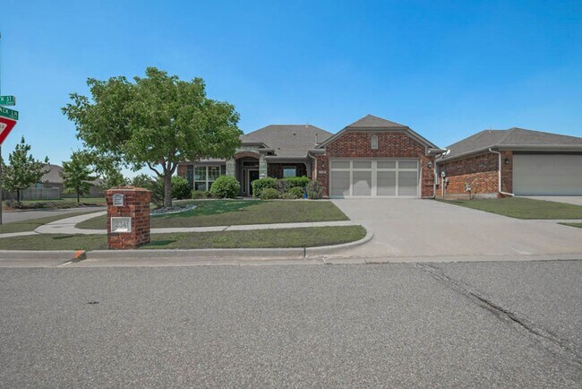 Building Photo - Beautiful 3 Bed 2 bath Home in Moore Schoo...