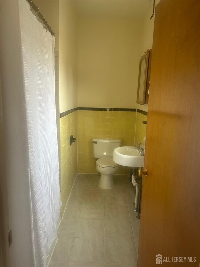 Building Photo - 124 William St