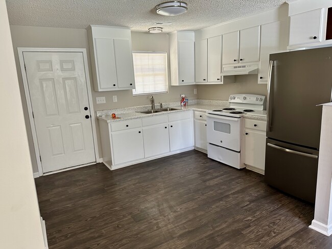 Building Photo - 208 Sunnyside Dr