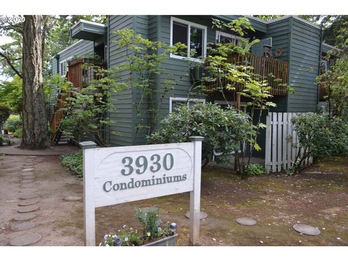 Primary Photo - 2 Bedroom Lake Oswego Condo! Water, sewer,...
