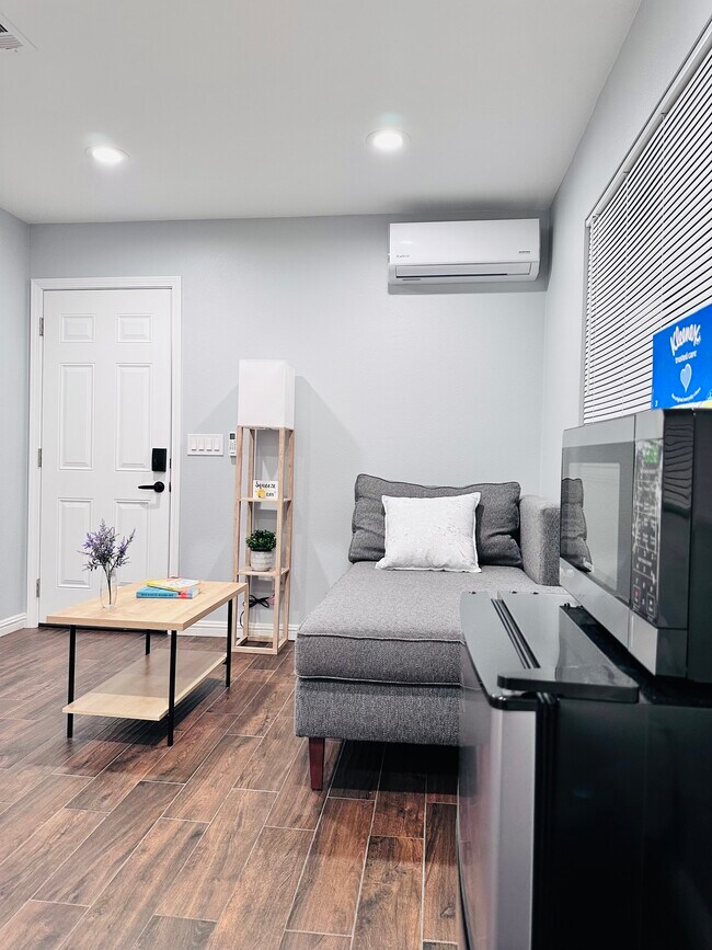 Foto del edificio - 2621 Wallace Ave