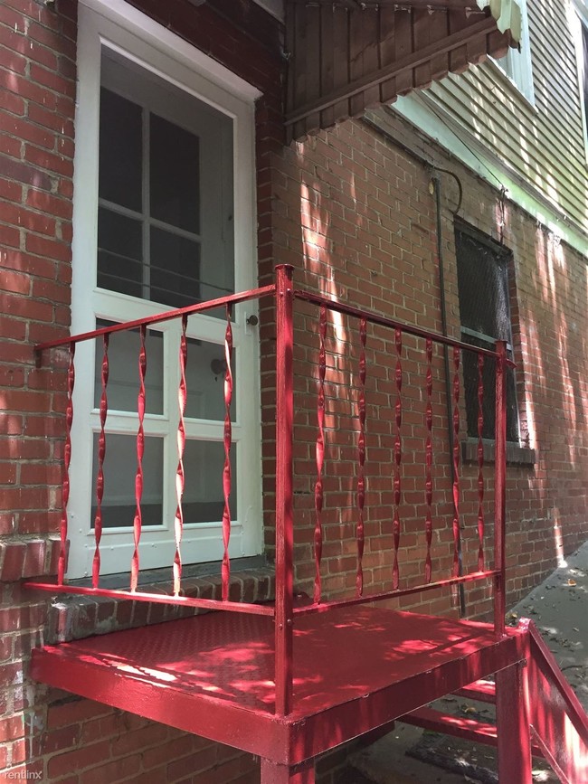 Building Photo - 658 Linwood Ave NE